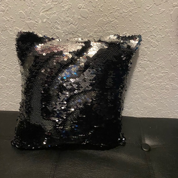 Sliver & black sequence throw pillow - Picture 4 of 4